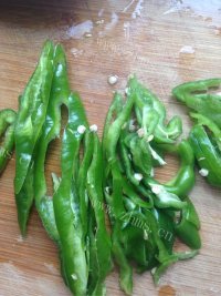 色香味浓的花菜炒肉做法图解2)