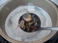 诱人的皮蛋瘦肉粥做法图解6)