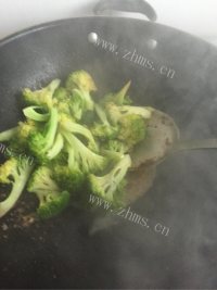 西兰花炒虾做法图解7)