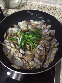 美味的姜葱炒花甲做法图解5)