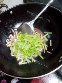 鲜香的芹菜炒鱿鱼做法图解10)