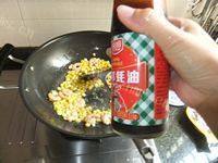美味的玉米炒虾仁做法图解6)