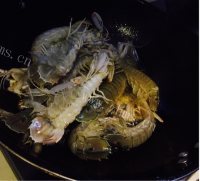 喷香的椒盐濑尿虾做法图解3)