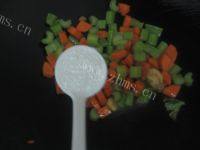 酥嫩西芹炒胡萝卜做法图解12)