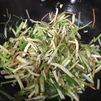 家常菜水芹炒香干做法图解7)