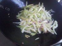 喷香的西芹炒肉做法图解6)