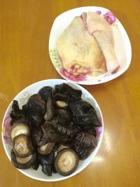 美味的冬菇焖鸡做法图解1)