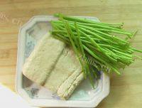 家常菜茼蒿炒豆腐做法图解1)