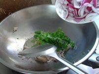 家常菜圆葱炒肉做法图解7)