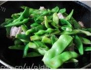 美味的豆角炖肉做法图解4)