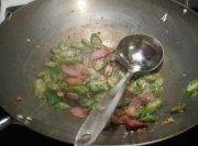 美味的咸肉片炒秋葵