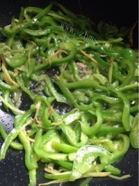 芳香四溢的青椒肉丝做法图解4)