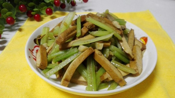 热腾腾的西芹炒豆干