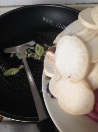 美味的杏苞菇炒洋葱做法图解7)