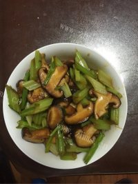 家常菜香菇芹菜