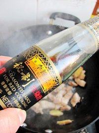 家常菜蘑菇红烧肉做法图解6)