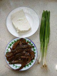 葱香虾仁豆腐做法图解1)