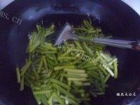 家常咸肉炒蒜薹做法图解5)