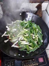 味道不错的蒜苗炒肉做法图解6)