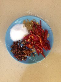 下酒菜麻辣花生做法图解2)
