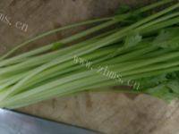 家常菜芹菜炒虾仁做法图解2)