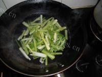 家常菜芹菜炒粉丝做法图解7)