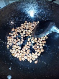 下酒菜糖炒花生做法图解4)