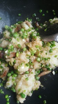 色香味俱全的腊肉豌豆糯米饭做法图解8)