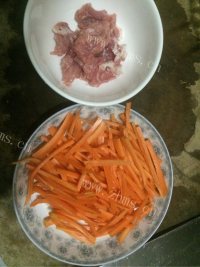 红萝卜炒肉片做法图解1)