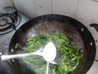 家常菜蒜炒茼蒿做法图解6)