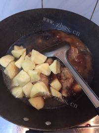 家常菜鸡腿炖土豆做法图解6)