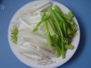 白菜梗炒肉做法图解1)