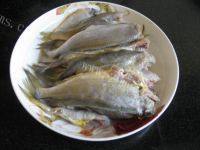 家常菜煎小黄花鱼做法图解1)
