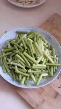 家常菜蒜薹炒肉丝做法图解2)