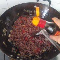 让人迷恋的洋葱腊肠紫米饭的做法图解八