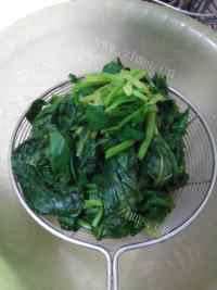 家常菜清炒菠菜做法图解2)