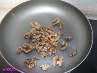 香香的琥珀核桃做法图解3)