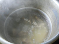 美味油菜蕻面结龙骨汤做法图解5)