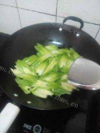 口感不错的肉片炒苦瓜做法图解6)