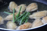 美味的啤酒酱香鸡翅做法图解7)