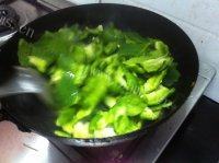 易做的青椒炒肉做法图解5)