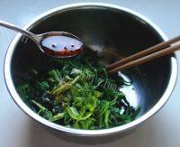 下饭的凉拌菠菜做法图解12)