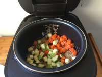 美味的香菇鸡肉煲仔饭做法图解8)