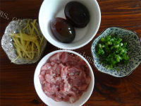 美味的皮蛋瘦肉粥做法图解5)