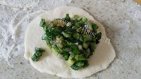 美味的韭菜肉包做法图解14)