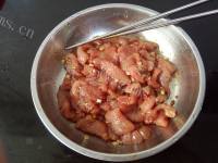 美味的粉蒸肉做法图解4)