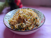 营养丰富的凉拌绿豆芽