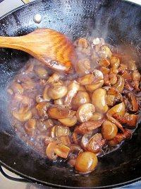 家常菜蘑菇红烧肉