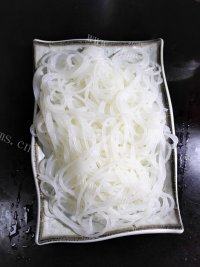 回味无穷的肉末酸豆角粉条做法图解2)