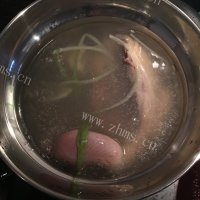 美味的葱油白切鸡做法图解3)